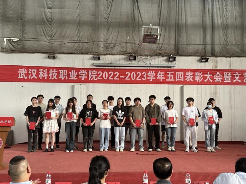 必赢官网举办2022-2023学年“五四”表彰大会暨文艺汇演 必赢官网举办2022-2023学年“五四”表彰大会暨文艺汇演
