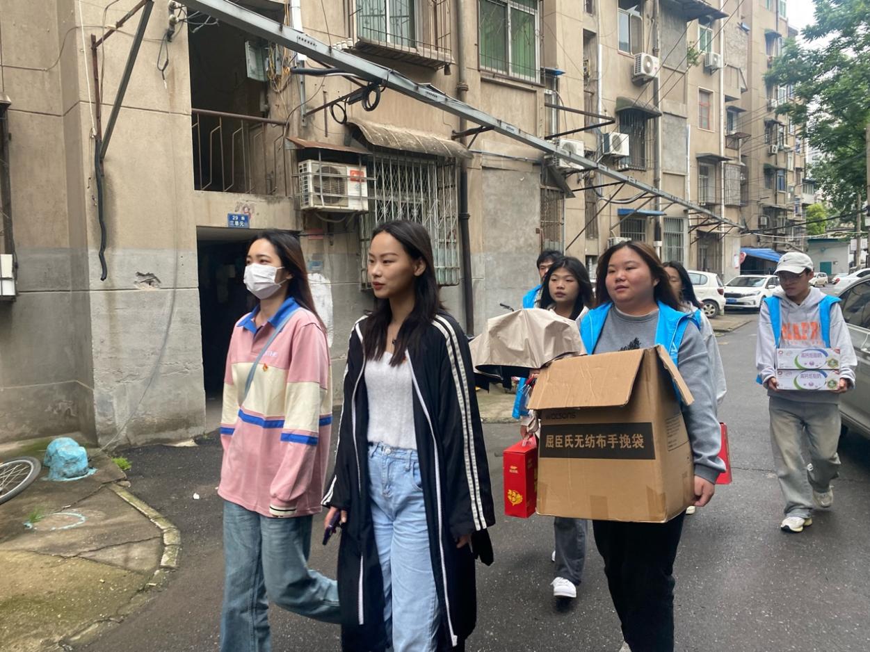 社会实践|校团委与中铁花园社区开展“爱心接力,情暖社区”结对共建活动 社会实践|校团委与中铁花园社区开展“爱心接力,情暖社区”结对共建活动