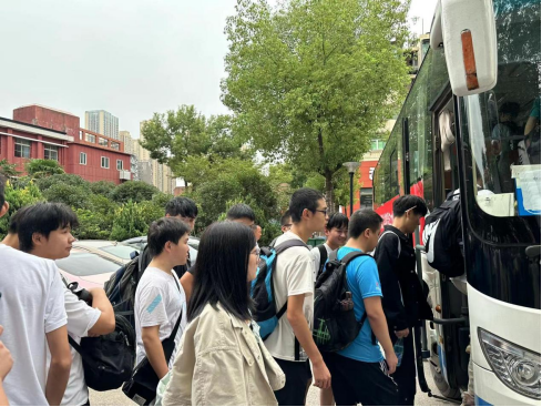 武科职学子开启新征程:必赢官网欢送学生赴企业实习就业! 武科职学子开启新征程:必赢官网欢送学生赴企业实习就业!