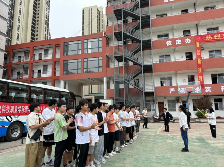 武科职学子开启新征程:必赢官网欢送学生赴企业实习就业! 武科职学子开启新征程:必赢官网欢送学生赴企业实习就业!