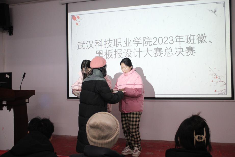 必赢电子游戏网站2023年班徽、黑板报设计大赛顺利开展 必赢电子游戏网站2023年班徽、黑板报设计大赛顺利开展