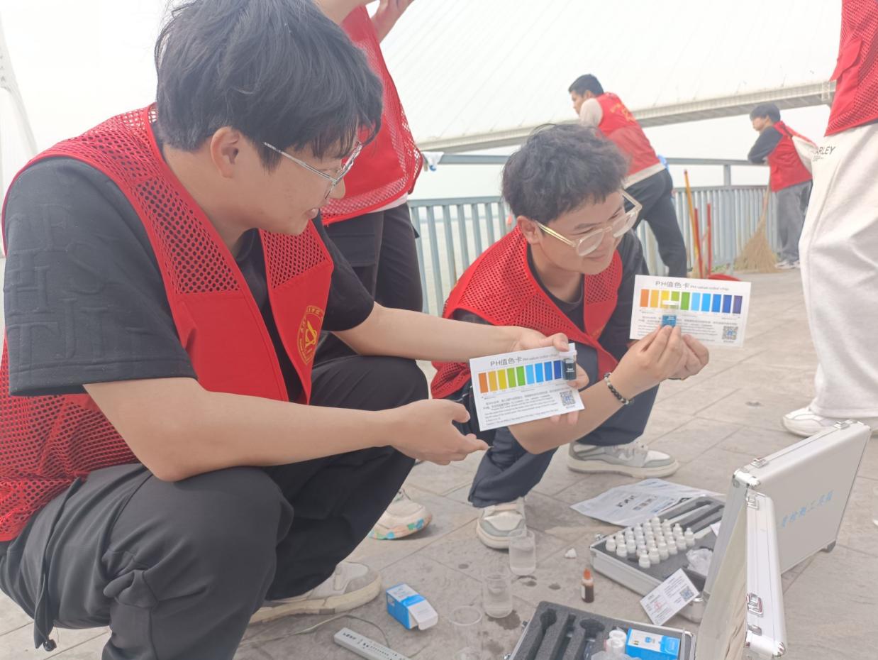 志愿之红,共创新绿 志愿之红,共创新绿