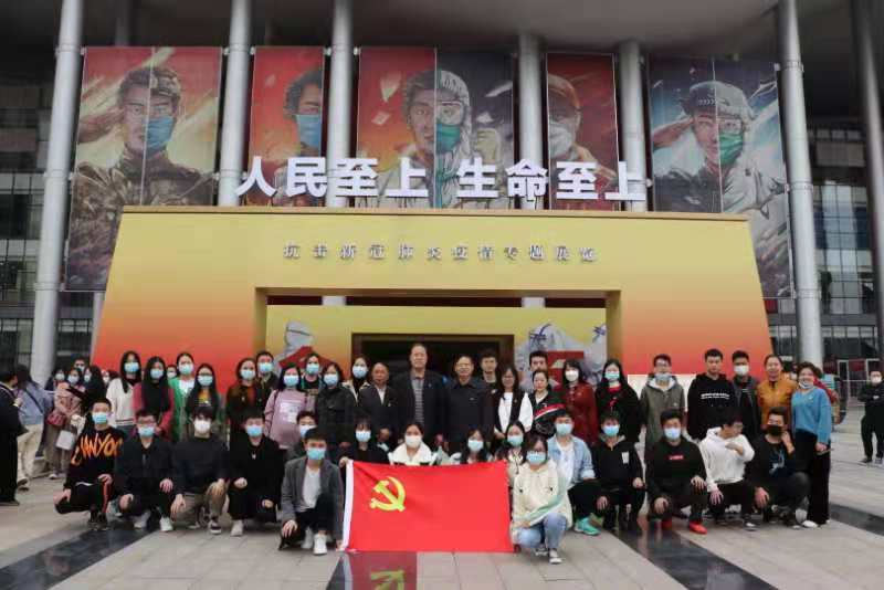 人民至上,生命至上 必赢官网组织党员教职工及入党积极分子 到武汉客厅参观抗疫专题展览 人民至上,生命至上 必赢官网组织党员教职工及入党积极分子 到武汉客厅参观抗疫专题展览
