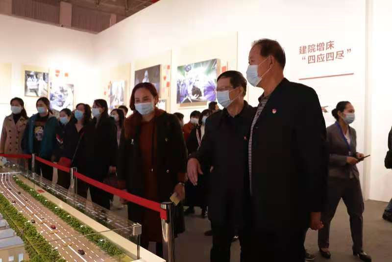 人民至上,生命至上 必赢官网组织党员教职工及入党积极分子 到武汉客厅参观抗疫专题展览 人民至上,生命至上 必赢官网组织党员教职工及入党积极分子 到武汉客厅参观抗疫专题展览