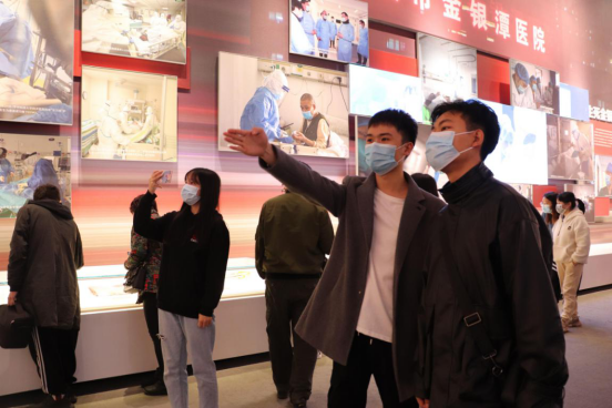 人民至上,生命至上 必赢官网组织党员教职工及入党积极分子 到武汉客厅参观抗疫专题展览 人民至上,生命至上 必赢官网组织党员教职工及入党积极分子 到武汉客厅参观抗疫专题展览