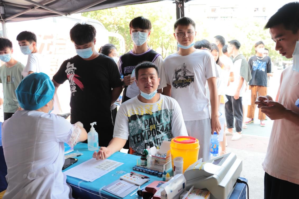 必赢官网组织百余名学生参加杨园街道 团体无偿献血活动 必赢官网组织百余名学生参加杨园街道 团体无偿献血活动
