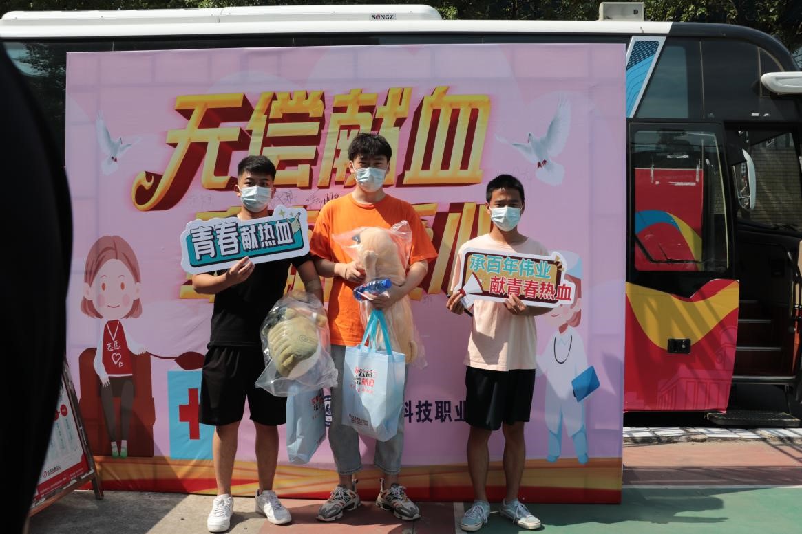 必赢官网组织百余名学生参加杨园街道 团体无偿献血活动 必赢官网组织百余名学生参加杨园街道 团体无偿献血活动