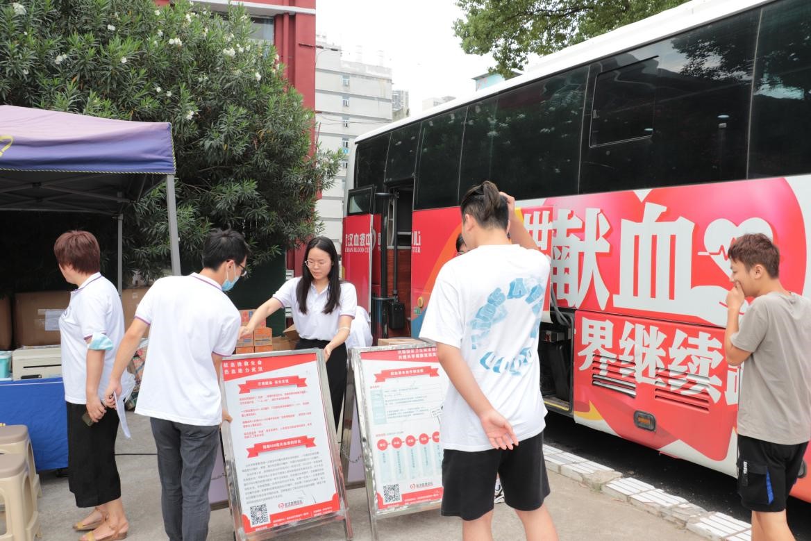 必赢官网组织百余名学生参加杨园街道 团体无偿献血活动 必赢官网组织百余名学生参加杨园街道 团体无偿献血活动