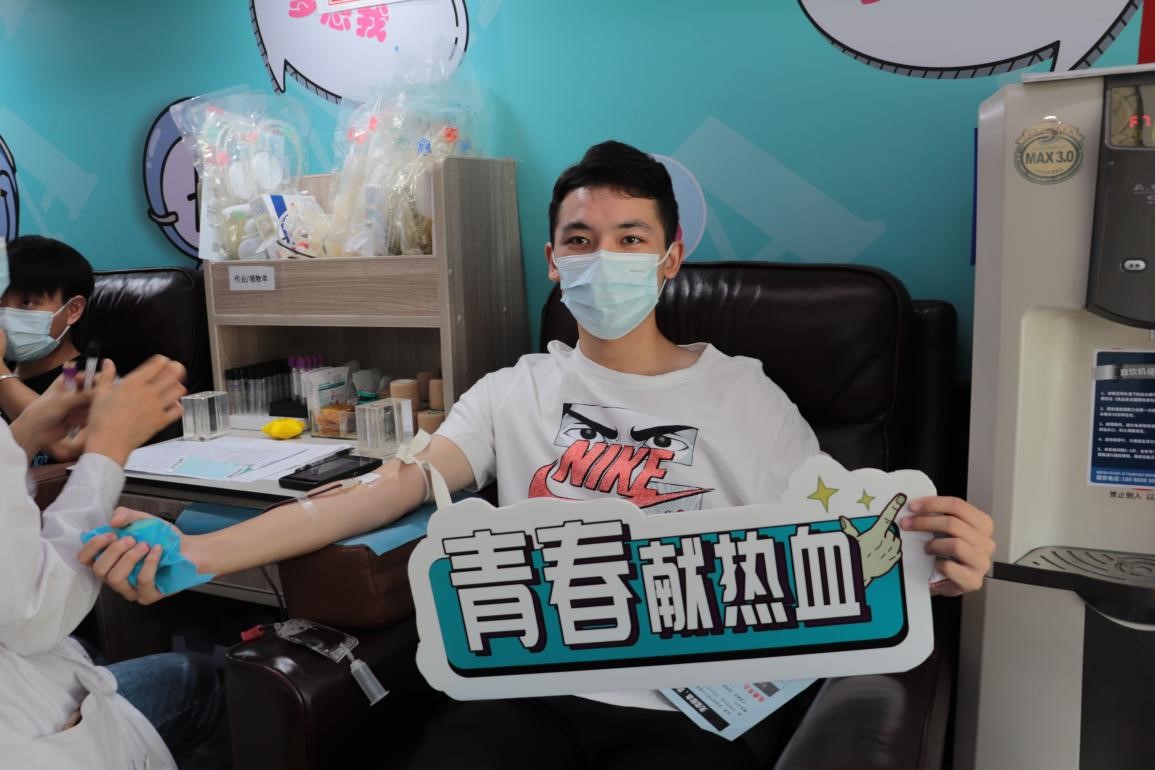 必赢官网组织百余名学生参加杨园街道 团体无偿献血活动 必赢官网组织百余名学生参加杨园街道 团体无偿献血活动